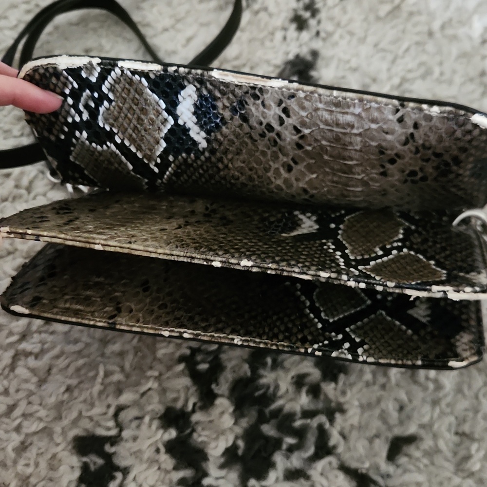 London Fog Black Crossbody Shoulder Pouch - Picture 2 of 3
